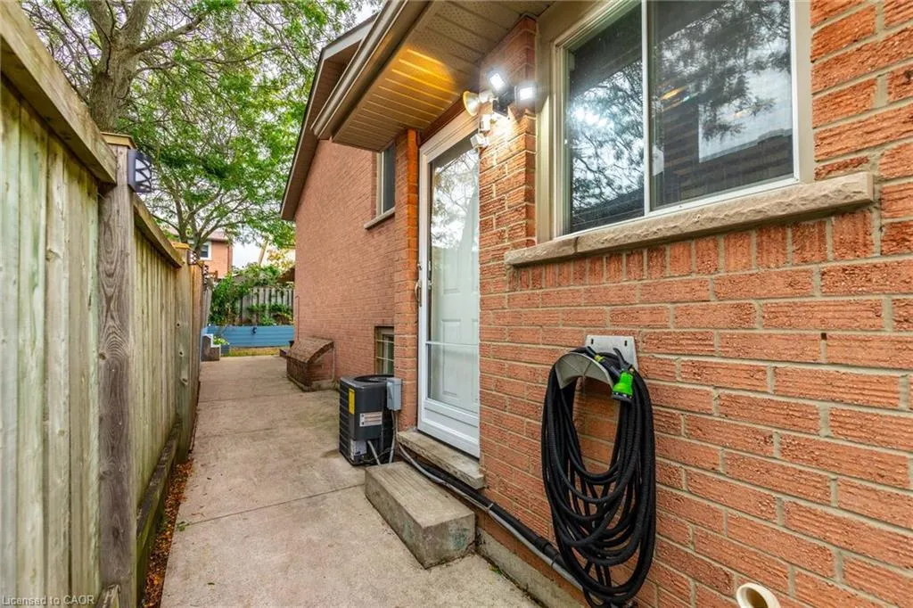 5 Twinoaks Crescent