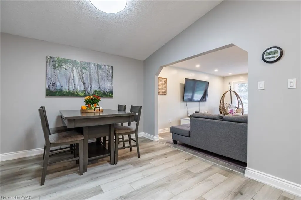 5 Twinoaks Crescent