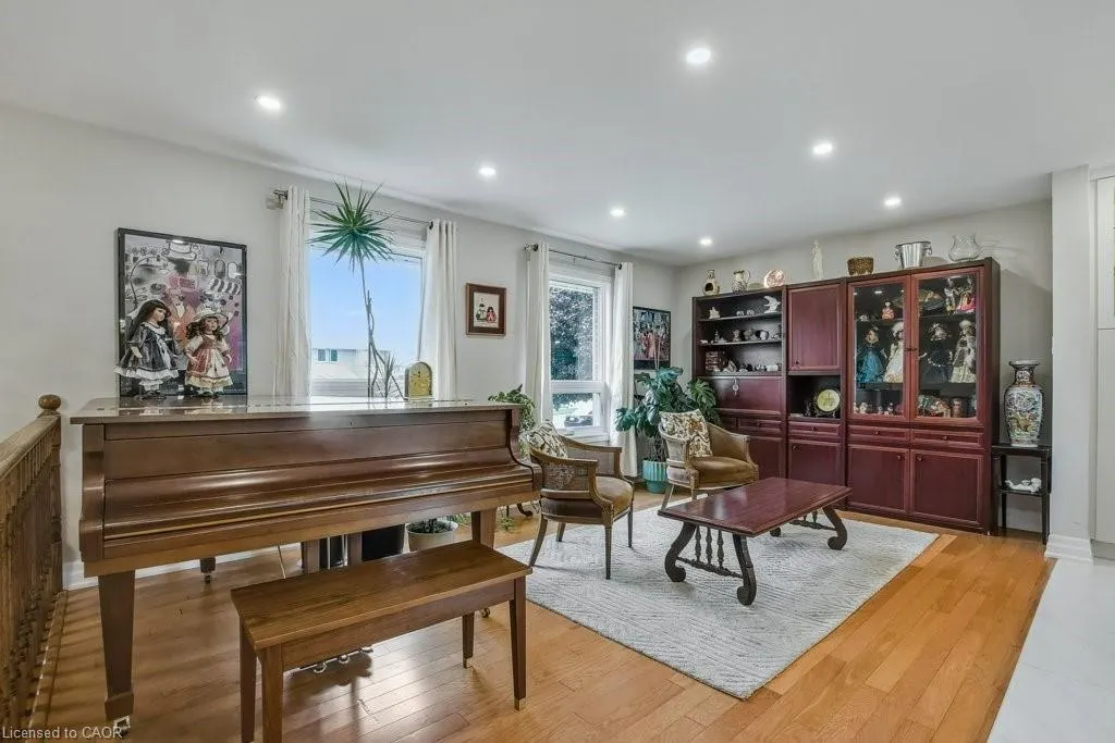 54 Leslie Avenue