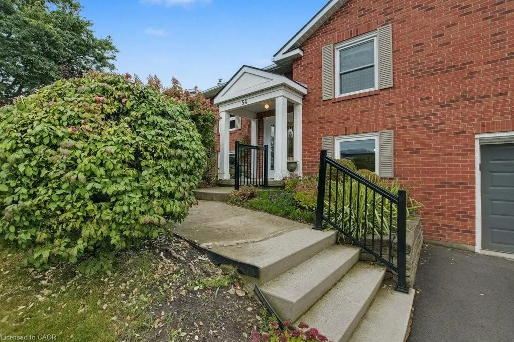 54 Leslie Avenue