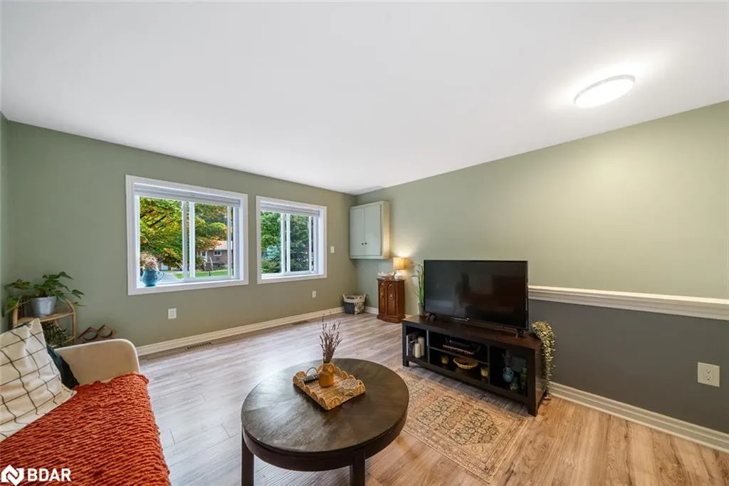 15 Mundy Avenue