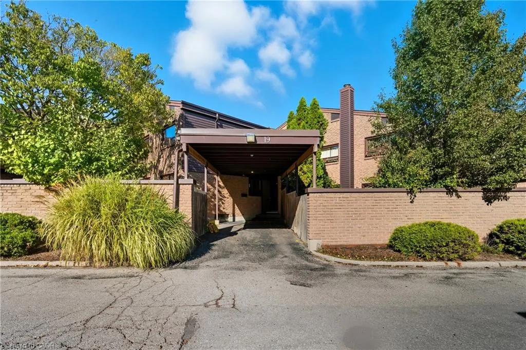 28 Underhill Crescent, #19