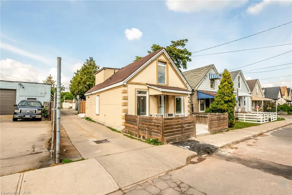 143 Glendale Avenue N