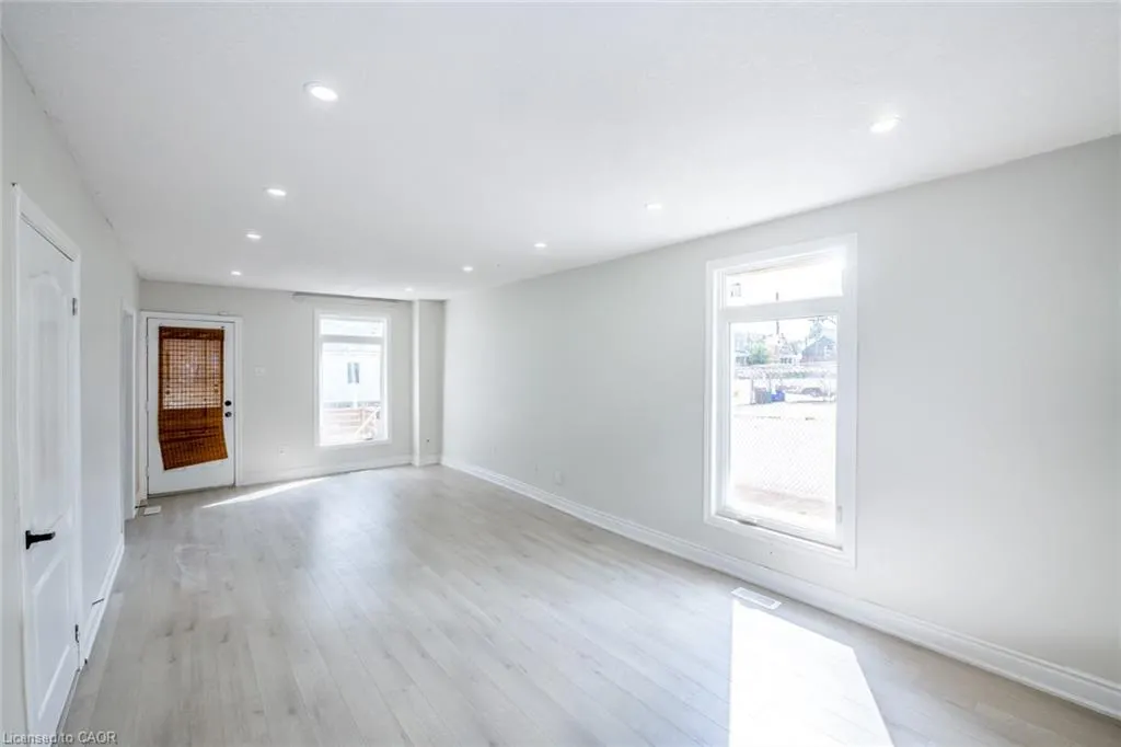 143 Glendale Avenue N