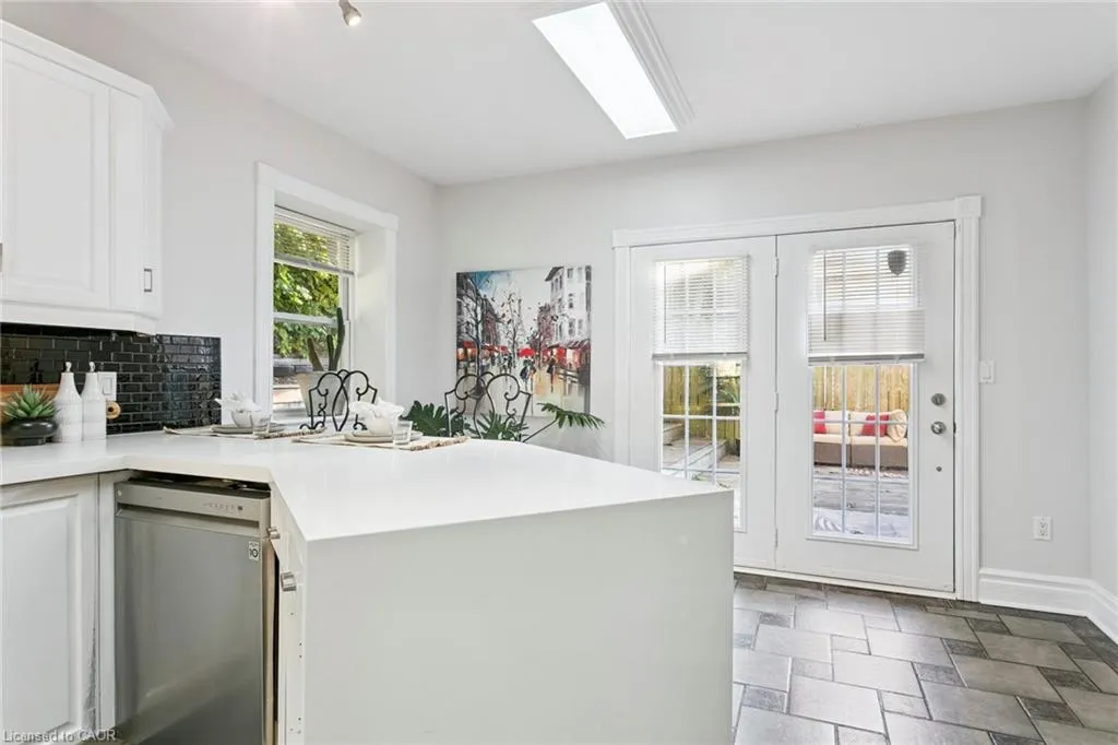 132 Queen Street W