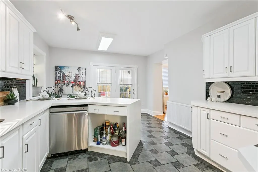 132 Queen Street W