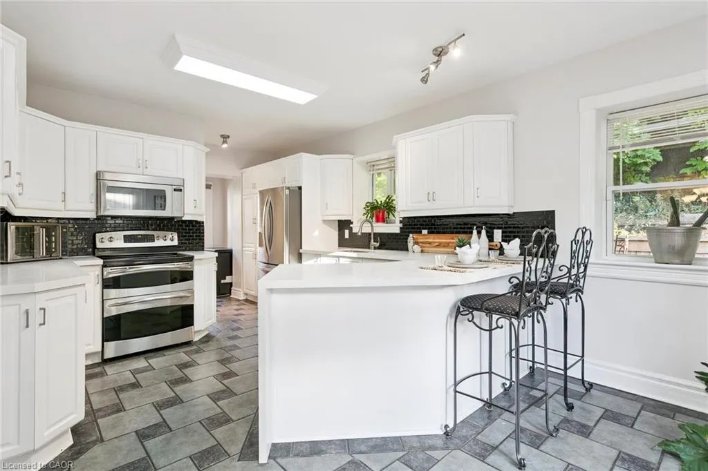 132 Queen Street W