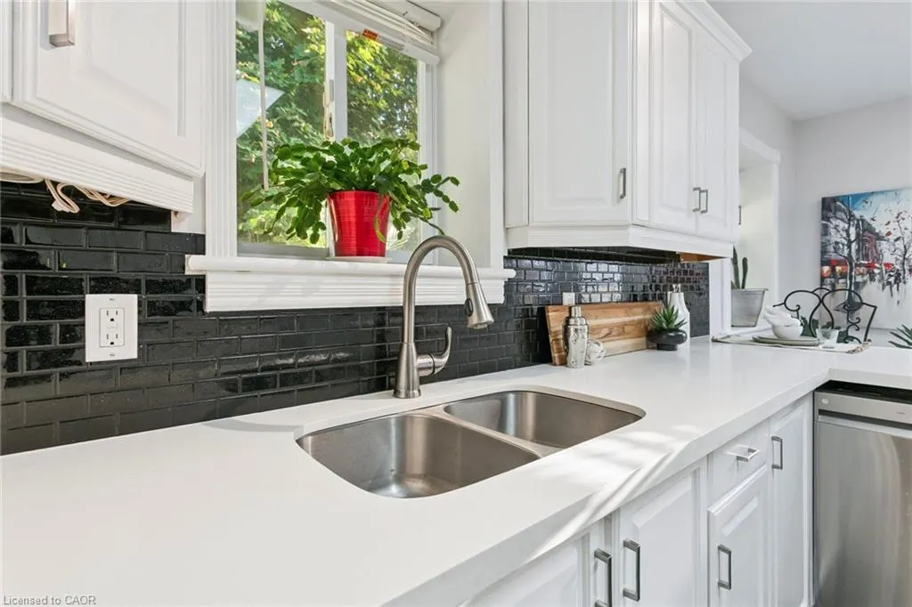 132 Queen Street W