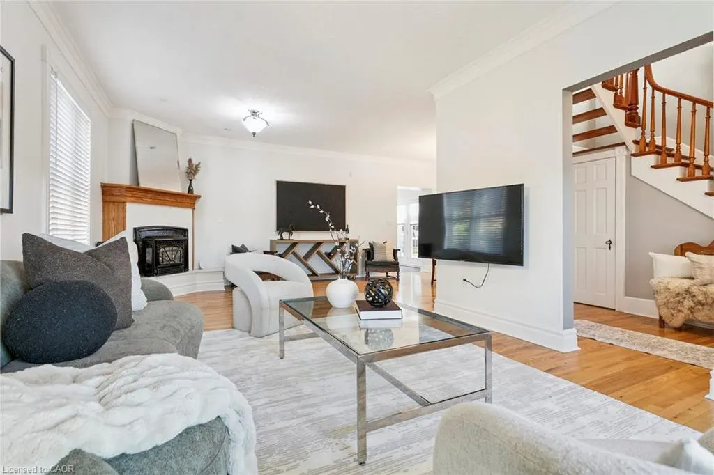 132 Queen Street W