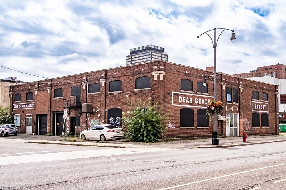90 Bay Street N