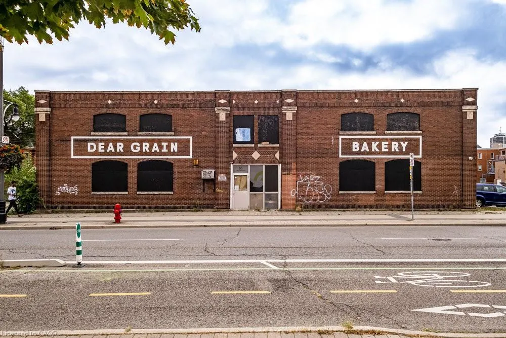 90 Bay Street N