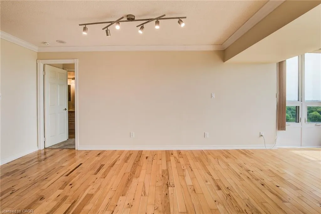 237 King Street W, #901