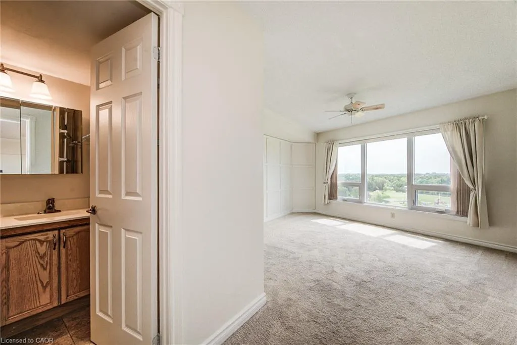 237 King Street W, #901