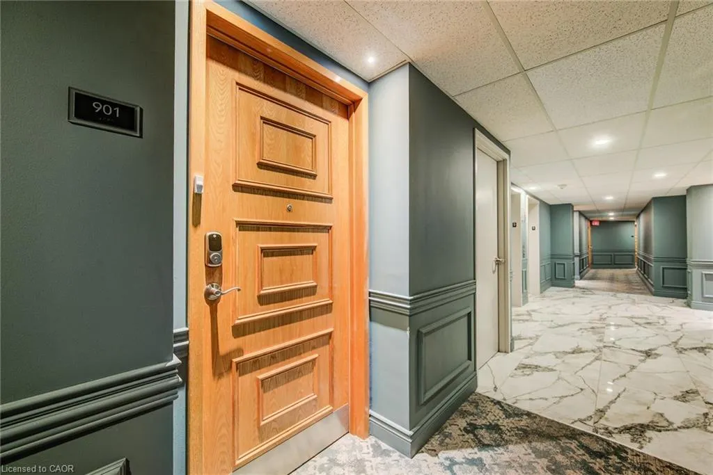 237 King Street W, #901