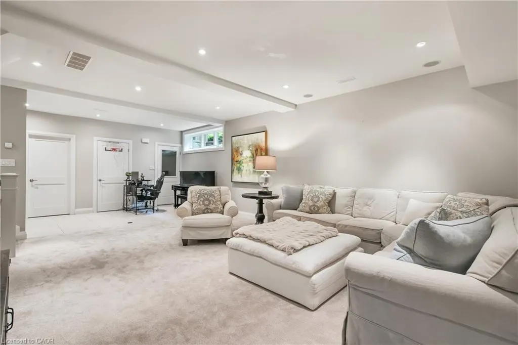 61 Oak Knoll Drive