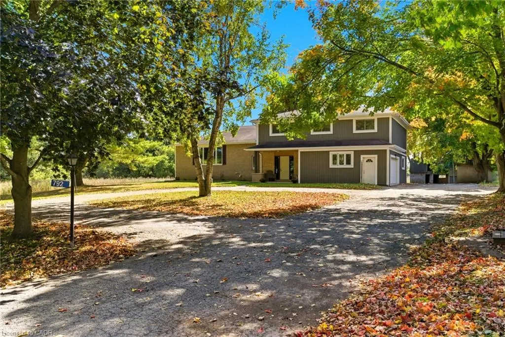 792 6th Con Rd W