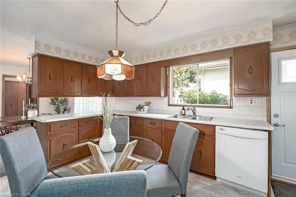 3 White Oaks Avenue