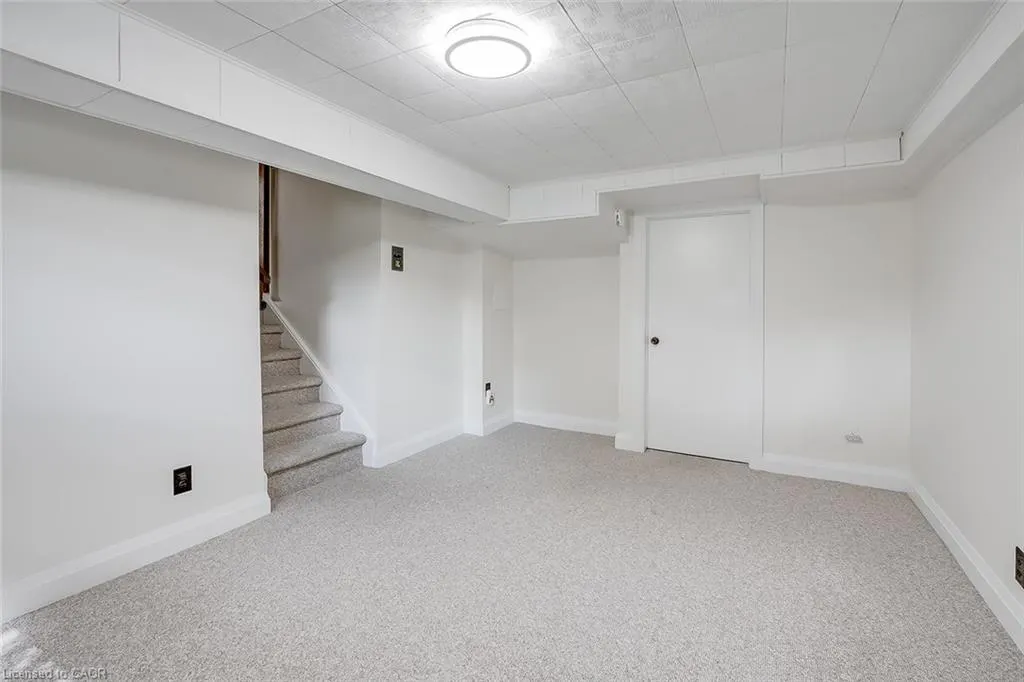 3 White Oaks Avenue