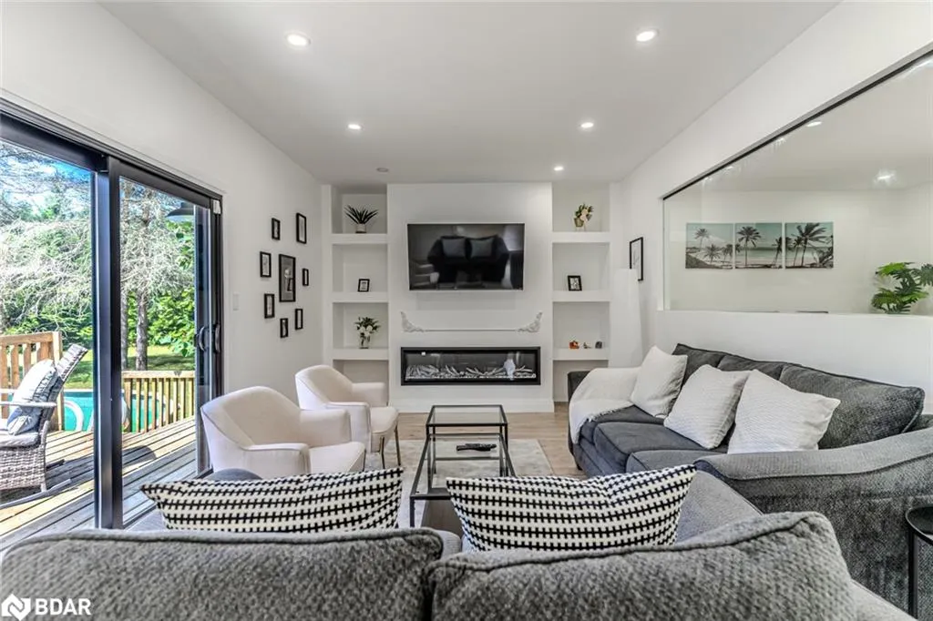 20 Hillview Crescent