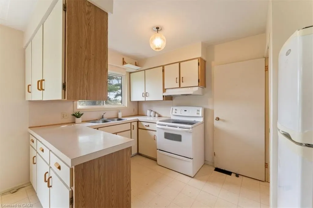 847 Carluke Road W