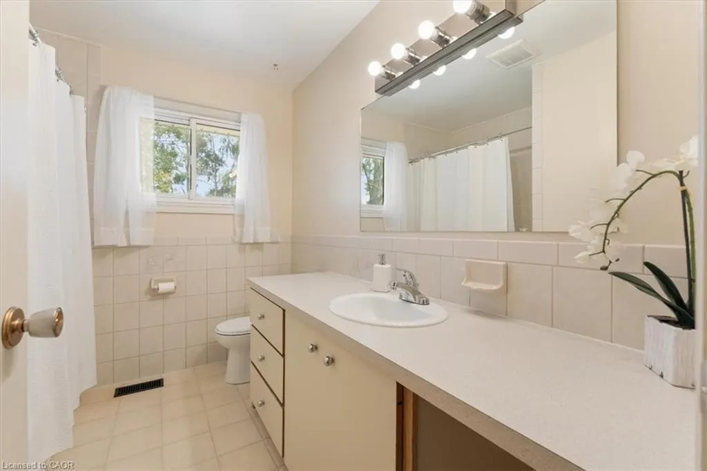 847 Carluke Road W