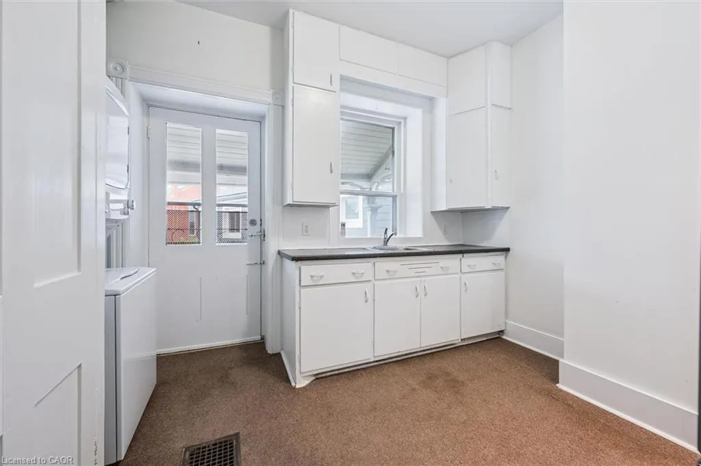 131 Metcalfe Street, #A