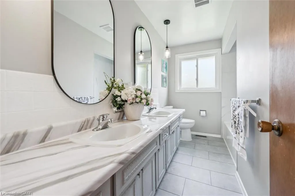 11 Van Horne Place