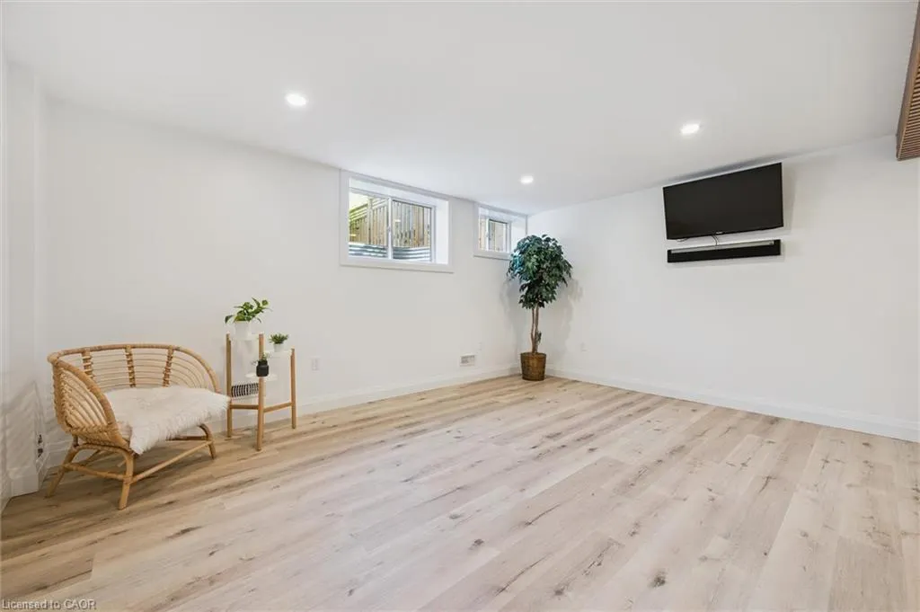25 Sandybay Avenue