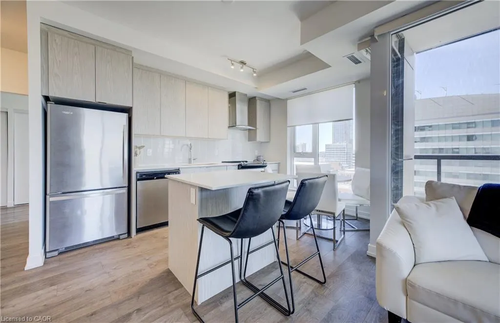 55 Duke Street W, #802