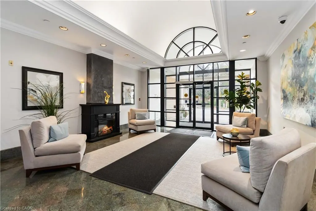 221 Robinson Street, #403