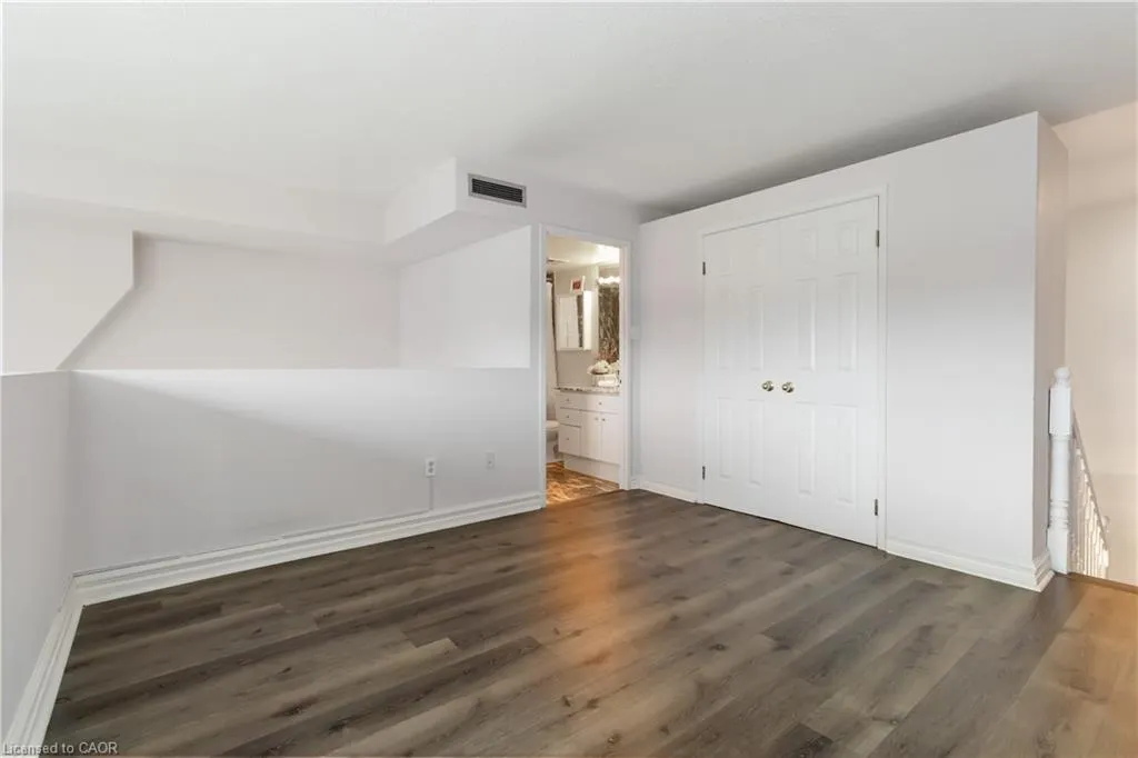 221 Robinson Street, #403