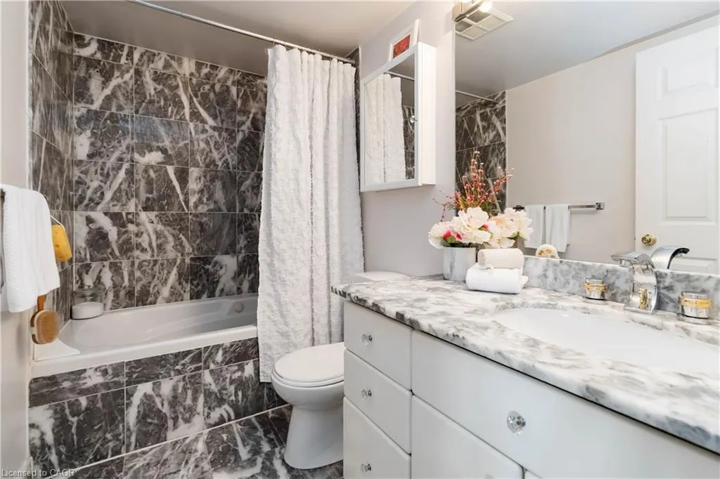 221 Robinson Street, #403