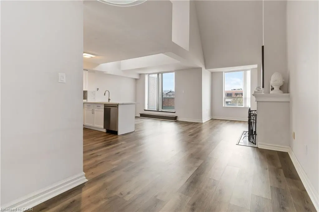 221 Robinson Street, #403