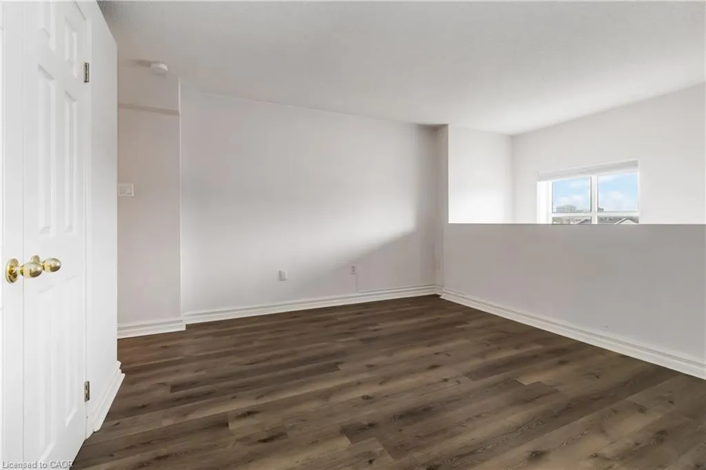 221 Robinson Street, #403
