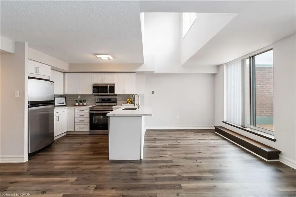 221 Robinson Street, #403