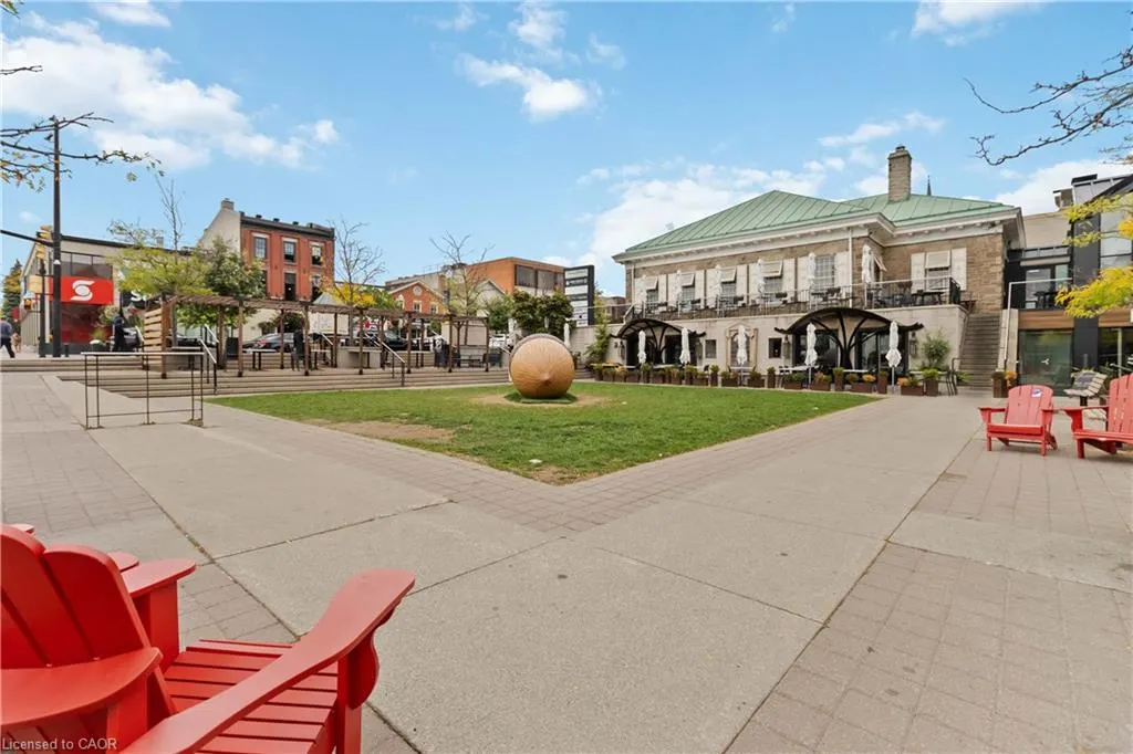 221 Robinson Street, #403