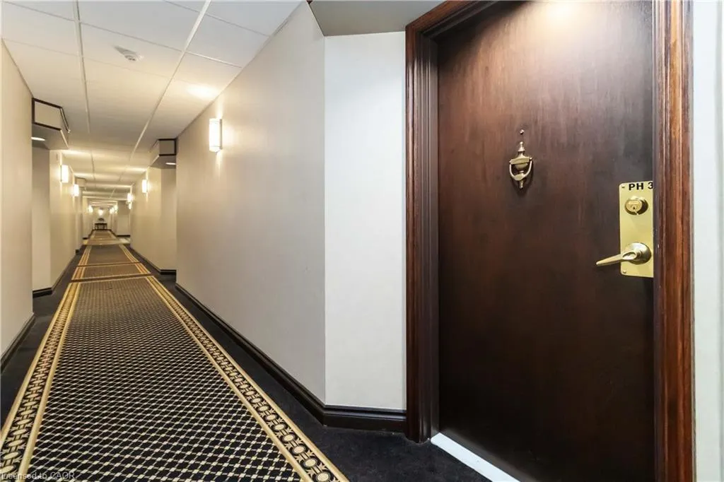 221 Robinson Street, #403