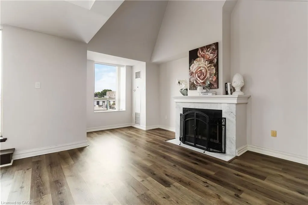 221 Robinson Street, #403