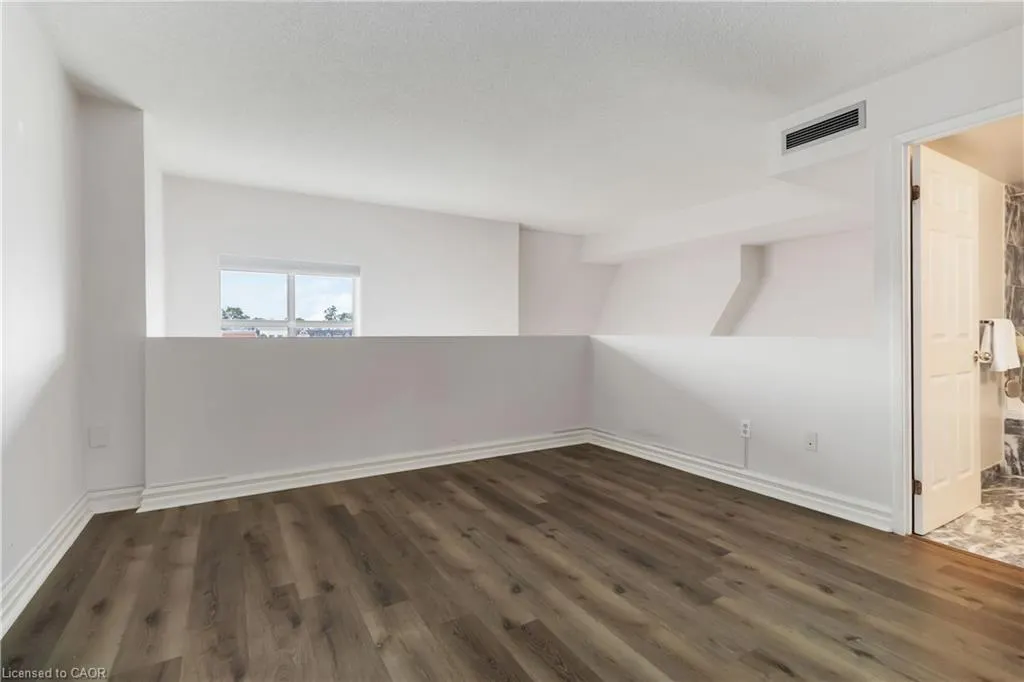 221 Robinson Street, #403