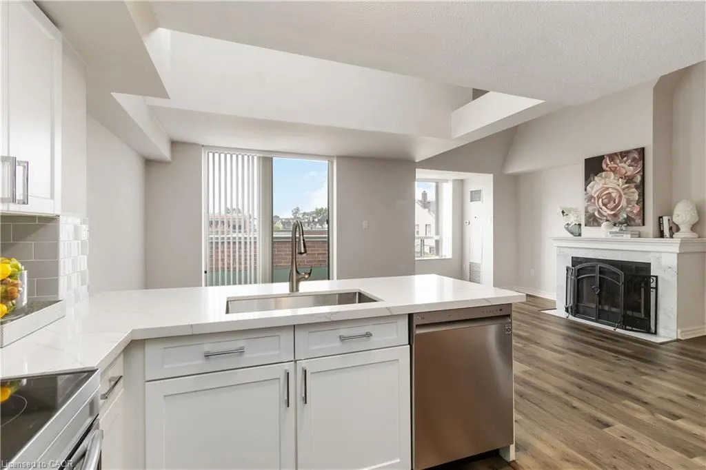 221 Robinson Street, #403