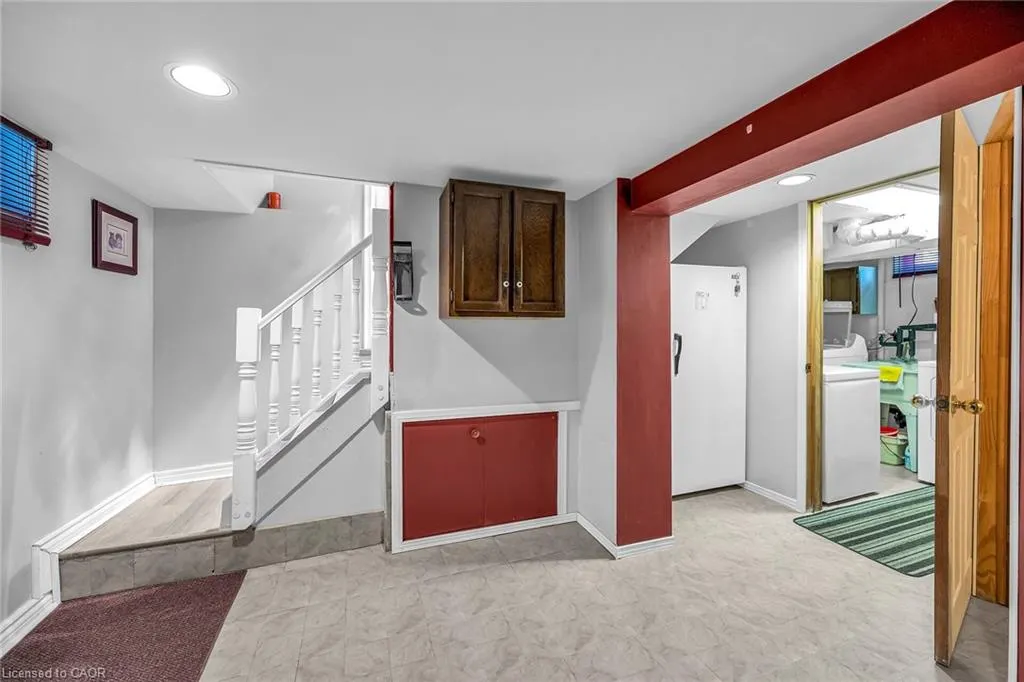 27 Paradise Road N