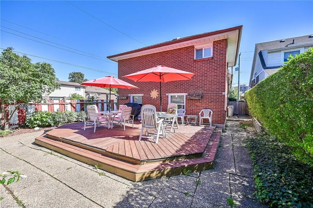 27 Paradise Road N