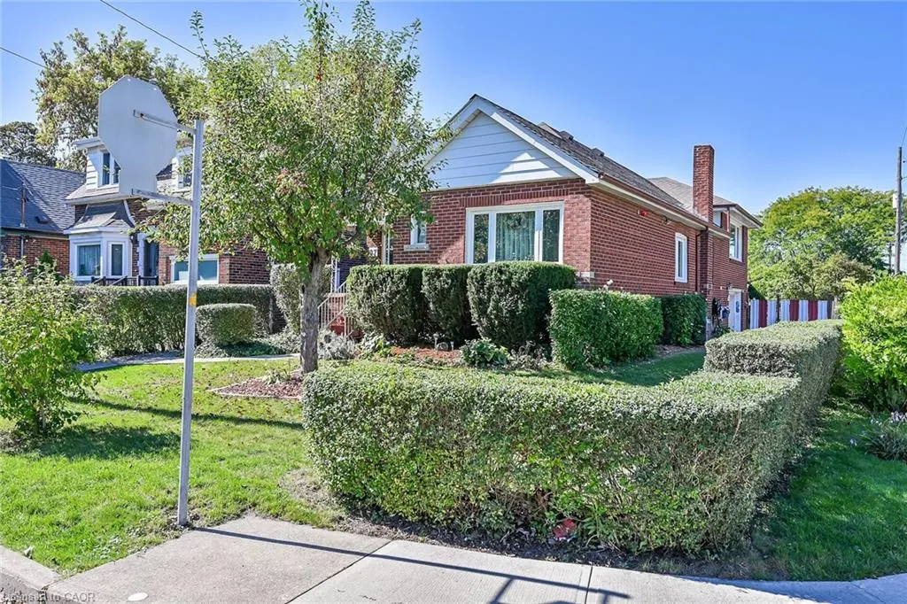 27 Paradise Road N