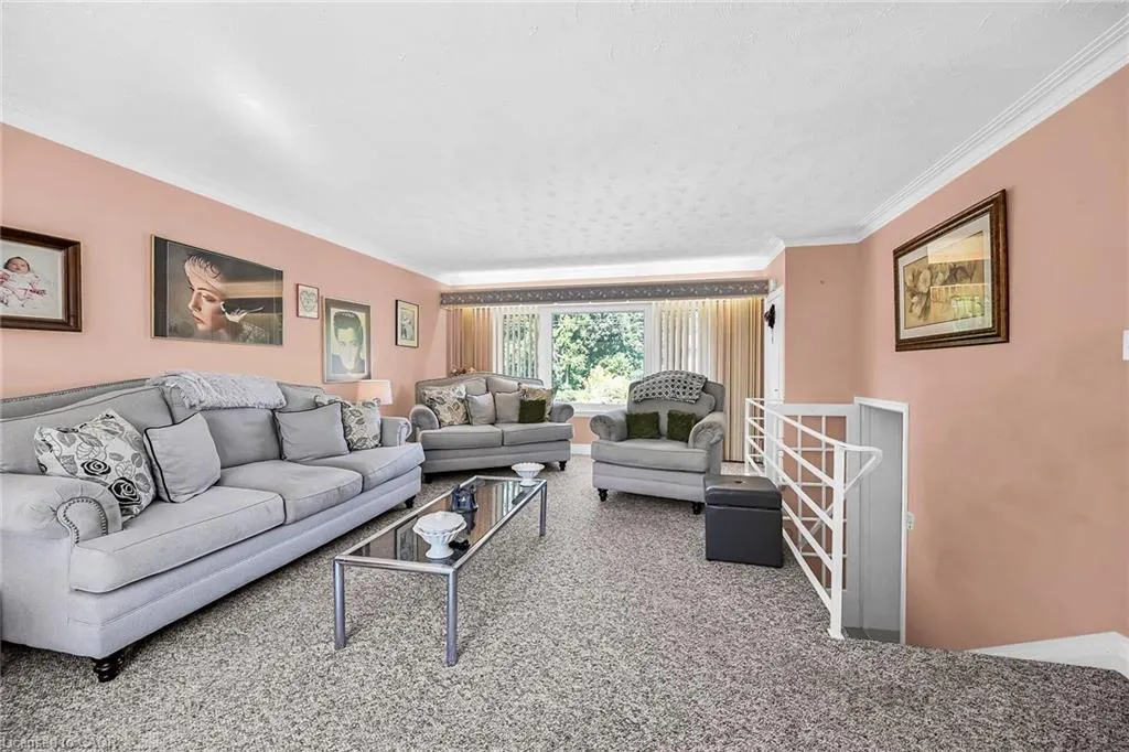 27 Paradise Road N