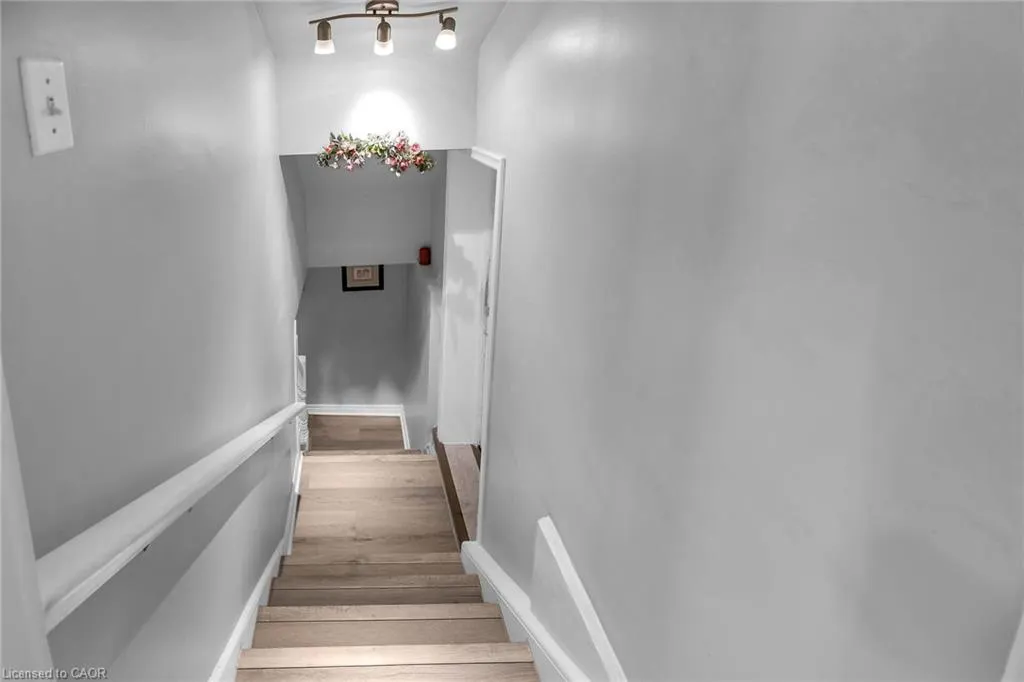 27 Paradise Road N