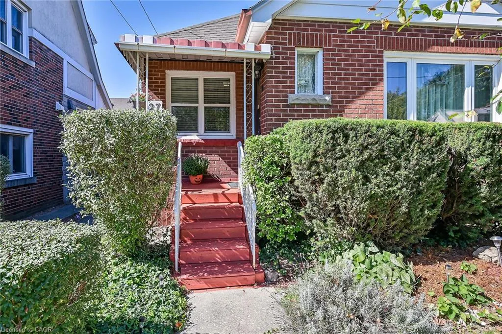 27 Paradise Road N