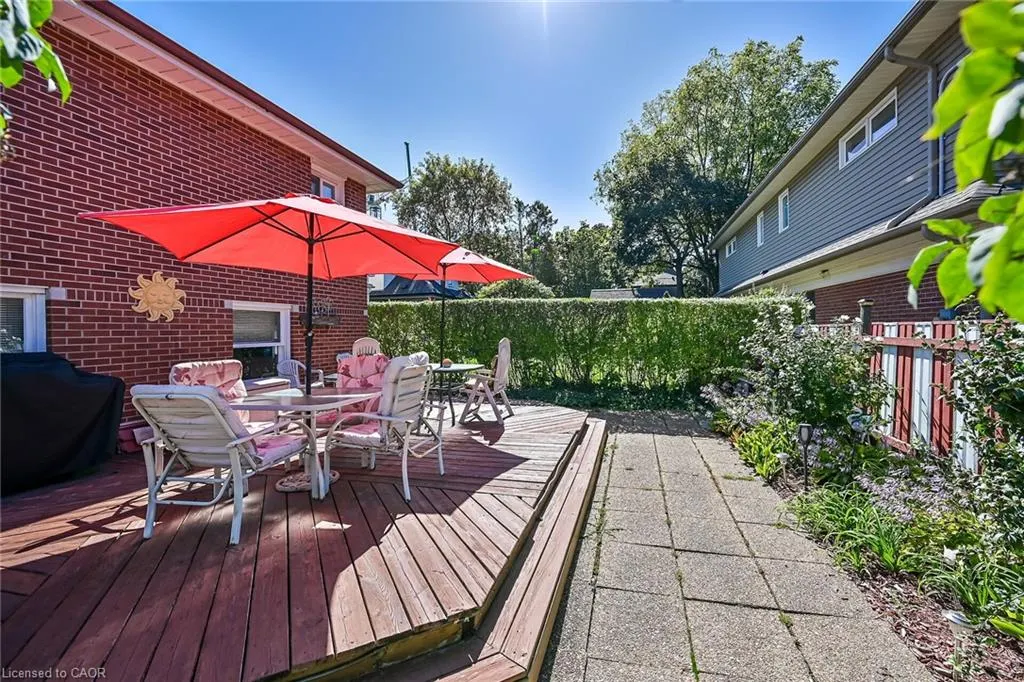 27 Paradise Road N