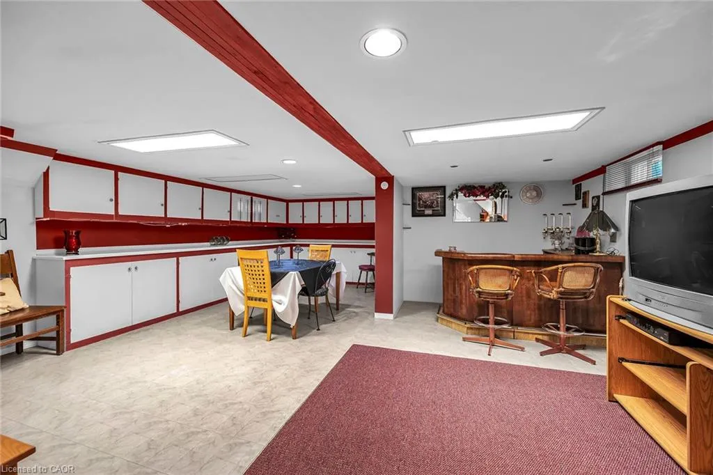 27 Paradise Road N