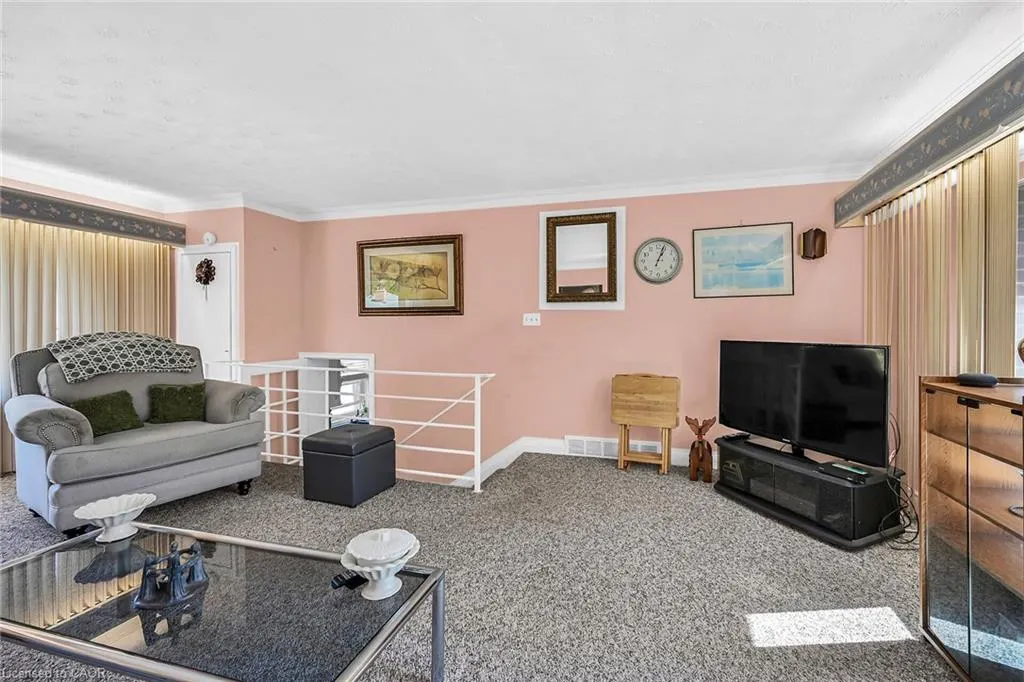 27 Paradise Road N