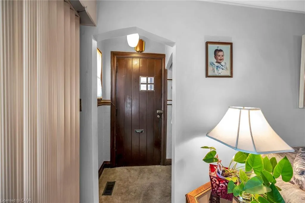 27 Paradise Road N